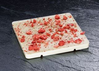 Tafelschokolade Weiss 31% ERDBEERE TONKABOHNE 72g / Kevin Kugel Chocolatier
